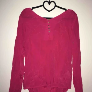  - Rosa tröja i siden (orkade inte stryka plagget, finare när det är strykt) Small 50kr