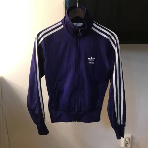  - Jätte fin Adidas tröja. Färg lila. Finns ej längre och bevarad i väldigt gott skick.  Köpt för flera år sedan, storlek 36. 