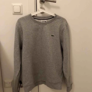  - Lacoste tröja. Herr M i storlek men självklart är det unisex också. Använd ett fåtal gånger endast så den är i bra skick. Frakt=70kr skicka meddelande vid frågor eller mer bilder💗