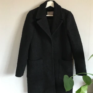  - Svart oanvänd varm kappa från VeroModa. Strlk XS men oversize. Hämtas i Eskilstuna eller fraktas 🌻✨