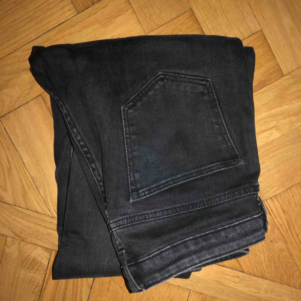 Grå jeans från mango, lite rakare i benen 👌🏼. Jeans & Byxor.
