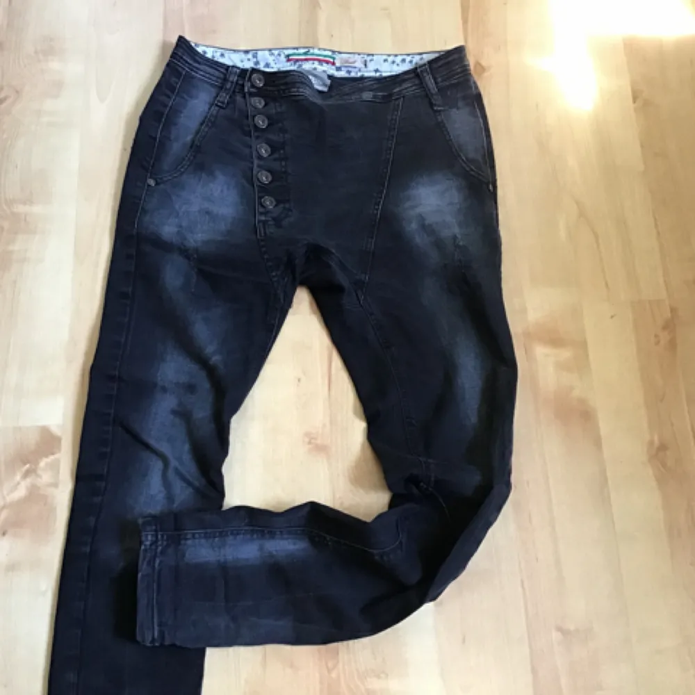 Svarta Please jeans i storlek S med mycket stretch i .. Jeans & Byxor.