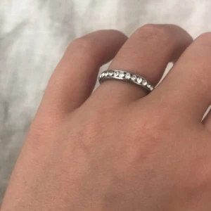  - Ring med stenar hela vägen runt. Passar storlek 15,5-16mm. Frakt är inkluderat i priset.