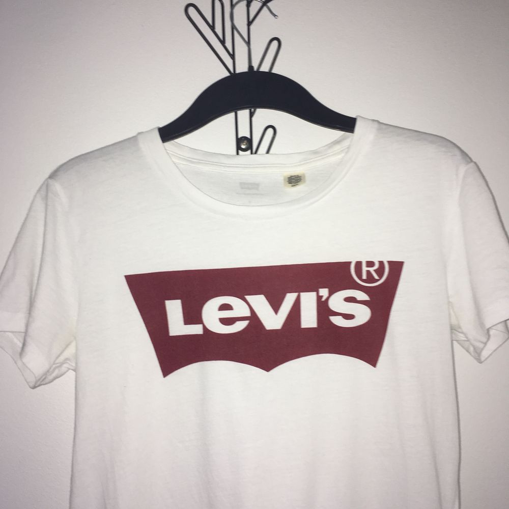 Sällan använd Levis tröja. Köparen står för frakten❤️❤️. Skjortor.