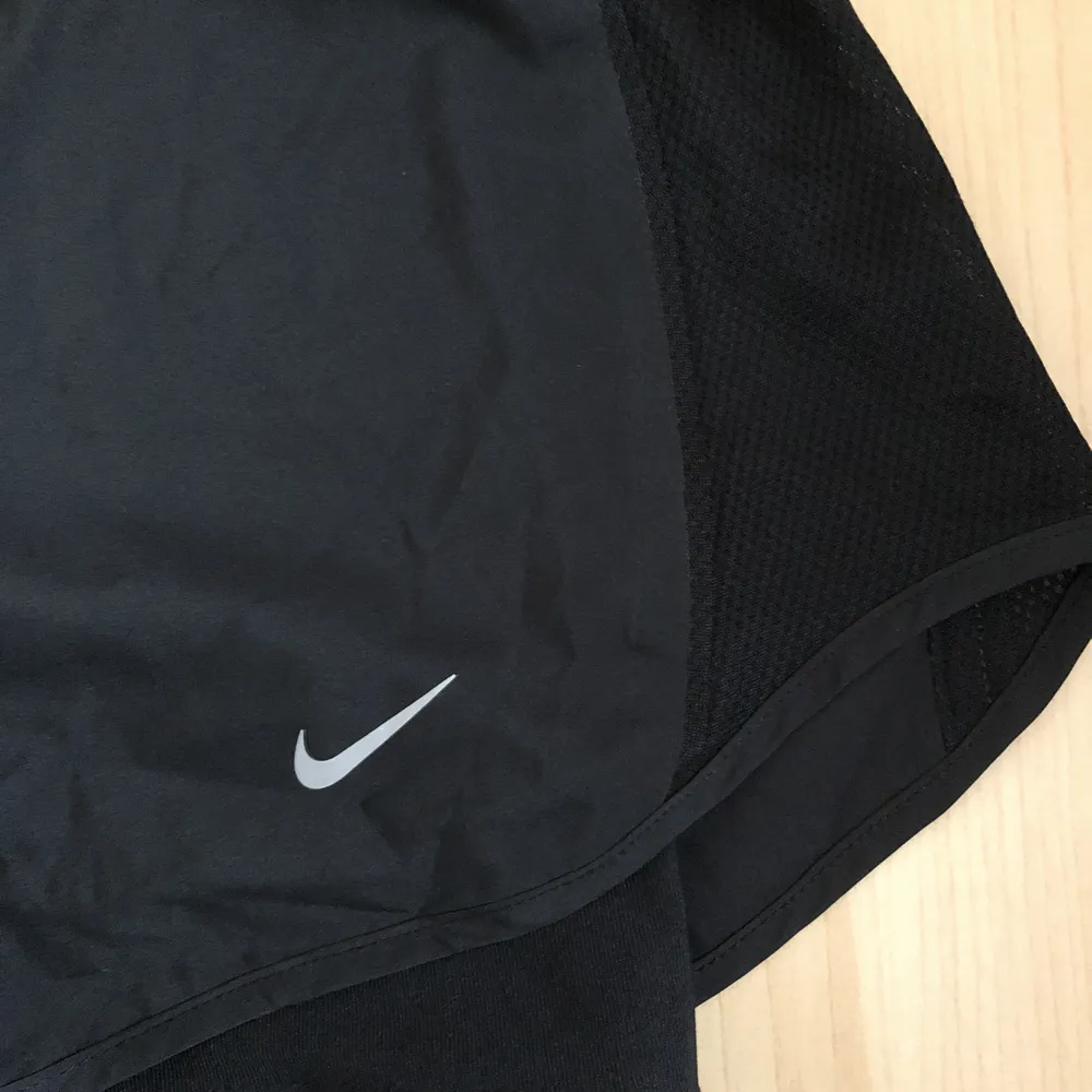 Helt nya oanvända Nike Running shorts med flex-tyg för bästa rörlighet. Sidopanelerna är perforerade och ger förbättrad ventilation. Blixtlåsficka baktill. Inköpta för 499kr. 🌿. Övrigt.