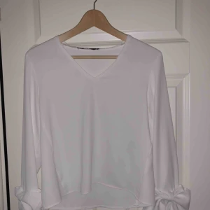  - Superfin tröja/blus från zara! Använd ungefär 2 gånger och är i toppenskick! Säljer då den tyvärr inte passar mig, frakt tillkommer och tar betalning via swish.