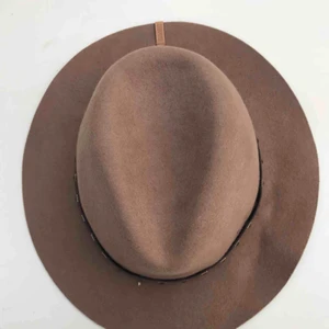  - 100% ull hatt med nitarband✨ från Barts och i väldigt fins skick✨ Köparen står för frakt eller mötes upp i Stockholm 