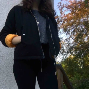  - Säljer denna tunna bomberjacka i klassisk modell. Använd men i gott skick. Köpt från Nelly, nypris ca 300 kr. Möts upp i Södertälje/Stockholms innerstad, annars betalar köparen frakt💋