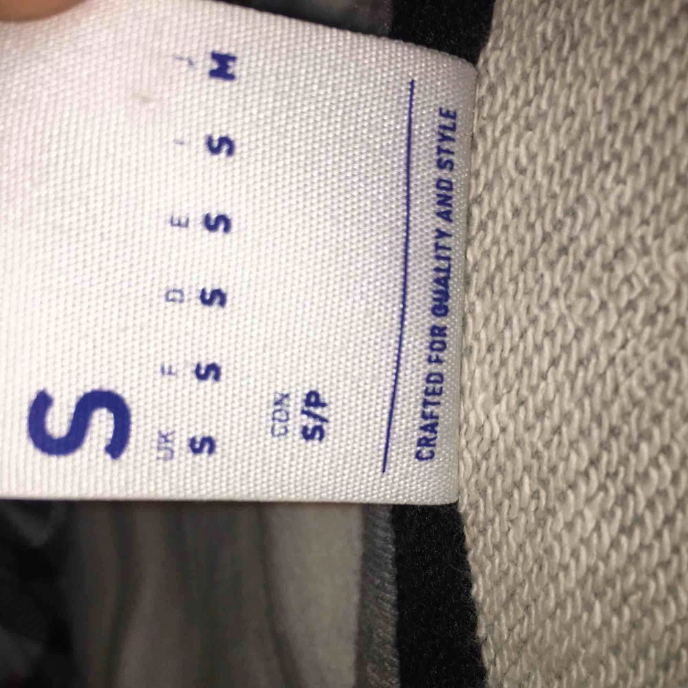 Storlek small Reebok sweatshirt, typ helt ny.. Huvtröjor & Träningströjor.