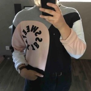  - Grå, svart och rosa sweatshirt från sweet sktbs. Väldigt mjuk och skön. Frakt tillkommer