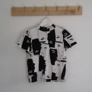  - Topp från Monki, aldrig använd så helt ny! Pris 70kr, kan skickas om köparen står för frakt. Betalas med swish🎉