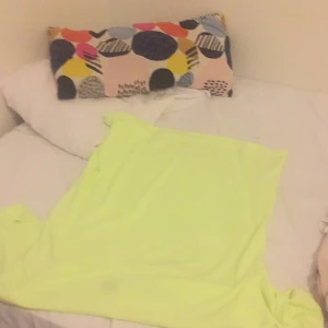 En fin neon grön tröja bra till att designa kommer adda saker i Packet när ni köper🤗😊✨ - Det är 1 måndad gammal och flexibel och bra till jeans✨🤗 tvättad och kommer adda en liten spray mist i packet som ni kan änvnda 😗✌🏼 hoppas ni köper ha en bra dag! Och ge aldrig up🤗