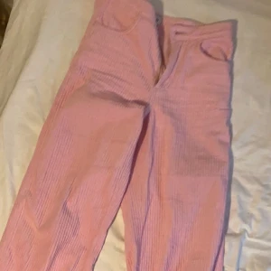 rosa manchester byxor - byxorna är i storlek 36, kommer från weekday och håller ett väldigt bra skick, jag köpte dom här på plick men  var tyvärr lite stora.  färgen är super fin och har en fin passform, frakt tillkommer