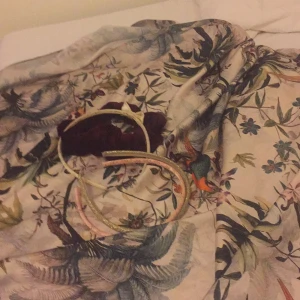 Klänning - Fina accessoarer och en fin blommig klänning till dig och din kompis kan gjärna ha själv billigt och du kan få det snabbt😊🤗✨