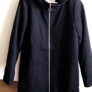 Kappa från VILA - Snygg och stilren kappa från VILA. Nyskick då den endast är testad. Normal i storlek (Medium).