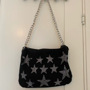 Ascool stjärnväska - Köpt här på plick. Väldigt rymlig. Möts endast upp i stockholm