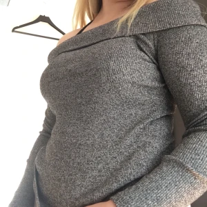 Tröja från gina - En mörkgrå ribbad tröja från Gina tricot. Har en krage man kan vika ner eller ha uppvikt, långärmad ganska tunn tröja. Köparen står för frakten :)