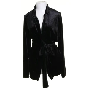 Sammetskavaj från Gina Tricot! - Knappt använd blazer, finns ej längre i butik! Det är 34, men passar bra som 36!