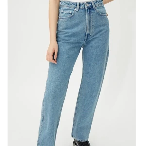 Rowe Jeans - Super fina Rowe Jeans från weekday i färgen sky blue💕                                        Storlek 25/32, fler bilder kan skickas privat🥰