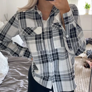 Skjorta - Rutig SUPERsnygg skjorta från NAKD, använd 2-3 gånger. Snygg att knyta samt ha som en vanlig skjorta då den är lite oversize också🥰 Säljer den för 210 kr inkl frakten 🤍 storlek 38 