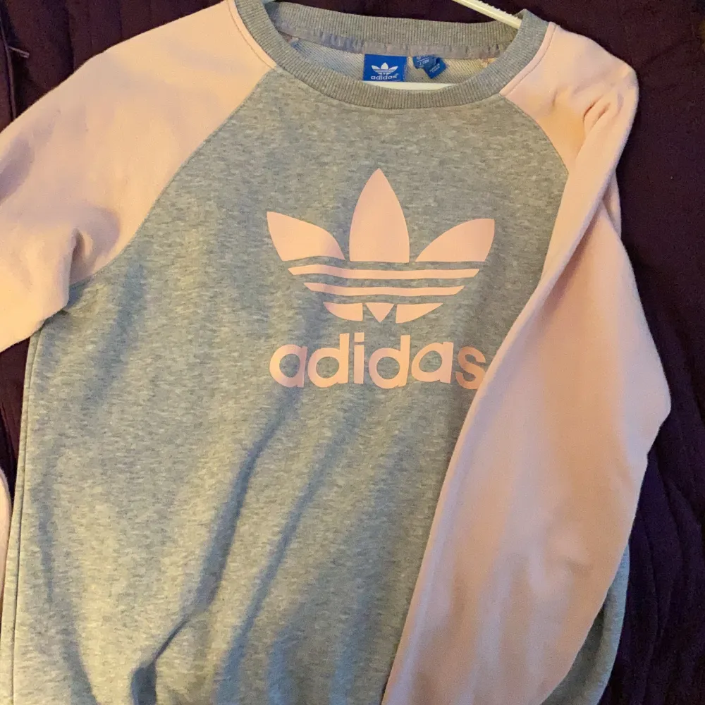 Rosa grå äkta adidas tröja, haft den 2 år men använt max 2 gånger, storlek 38 (M) passar som small också. Bra i skick. Ordinariepris 599kr.. Tröjor & Koftor.