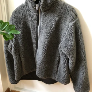 Jacka - En perfekt höstjacka i nästintill nyskick, endast använd ett fåtal gånger. Storlek xs men tycker den lika gärna hade kunnat vara en m beroende på vilken modell man är ute efter