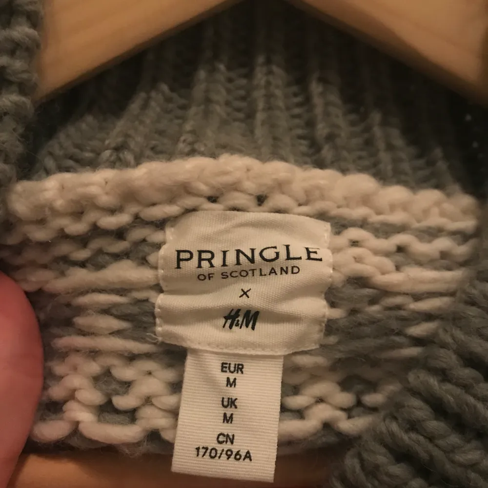 Suupermysig stickad tröja! Inköpt på H&M från deras kollektion med Pringle of Scotland. Säljer pga dubletter. Aldrig egentligen använd utan endast testad :) . Stickat.