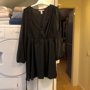 Nelly svart klänning 40 - Svart klänning storlek 40 aldrig använd 