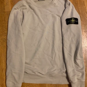 Stone island sweatshirt  - Storlek m sick 9/10 använd men inga märken på att den är använd samt gott sick. 