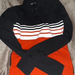 Långermad tröja från new yorker i storlek xs💕🥰 - Jätta fin långärmade tajt tröja med dragkedja från new yorker i storlek xs, använd ungefär 1-2 gg och den är i jätte fin skick💕💕 den kostar 15kr+ frakt (22 kr) men buda i kommentererna🥰