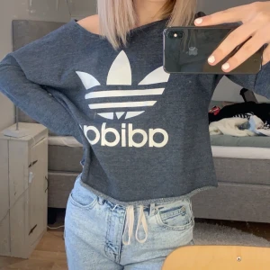adidas tröja - den  är köpt i london och passar onesize, jättebekväm och nästan inte använd alls, en fläck tror den går bort (kolla sista bilden) 