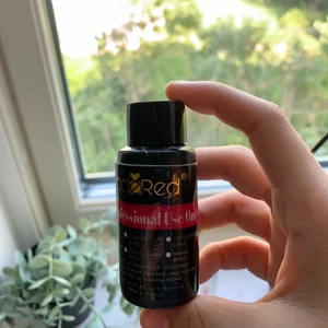 Akrylvätska  - En jättebra akrylvätska som använts fåtal gånger. Det finns lite mer än halva kvar❤️Man får även med en liten glasskål att hälla vätskan i och 2 penslar! 