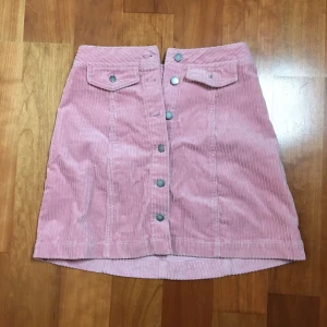 Rosa kjol strl: 32 - Rosa kjol, ganska tjockt material.. som väldigt mjukt jeans...? Alla knappar går att öppna! Den är för stor på mig så används knappt. Skriv gärna om du vill ha mer bilder/bilder med plagget på - hade inte möjligheten att ta bild med alla plagg på :) TVÄTTAS EFTER BILD TAGEN kramiskrambjörn på dig