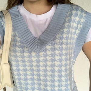 Populär baby blå väst - Huuur snygg väst från by anastasia! Jättepopulär och skön men passade inte mig och därför säljer jag vidare💖 strl S (oversize) men passar även andra storlekar beroende på hur man vill ha den. Köp direkt för 450+ frakt!