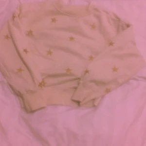 H&m cool kofta för tjejer och killar!😊 - Lagg ner mycket tid för att min dröm är att startar sånt här för barn som behöver billiga saker🤗 kostar bara 90kr bra kavlite köpt 2 veckor sen änvand 3 gånger tvättad 😪🤗