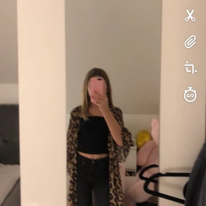 Tun kofta i Leopard storlek M - Den är fin till fest elr vanlig vardags kofta. Det är storlek M jag är 12 och den passar den är som storlek S/XS. Kommer från Schein.