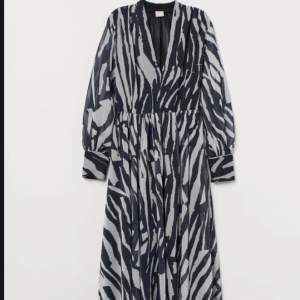 Härlig klänning från H&M i zebramönster. Oanvänd i strl 38. Säljer för 300 kr. 