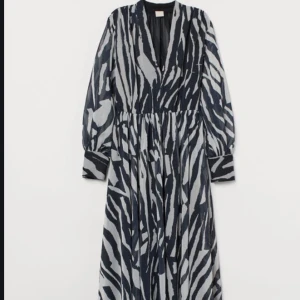 Zebraklänning från H&M - Härlig klänning från H&M i zebramönster. Oanvänd i strl 38. Säljer för 300 kr. 