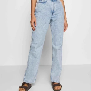  - Säljer mina superfina jeans från weekday då dom är köpta i fel storlek💕 dom är endast använda 2-3 ggr och ser ut som nya💕 Frakt är inkluderat i priset!!💕