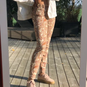 Byxorna som livar upp outfiten! - Mönstrade byxor från zara, raka i modellen och storlek s, jag är 166cm lång och brukar ha xs-s 