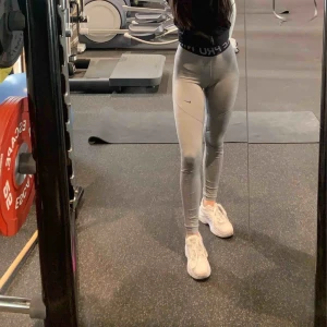  - säljer dessa träningsbyxor pågrund av att jag aldrig använder dom typ, använt dom bara 2-3 gånger!! säljer dom för 100 då nypris är 400 , köparen står för frakten(: