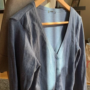 Stickad tröja - En blå stickad tröja med knappar💙 fin passform och bra längd!