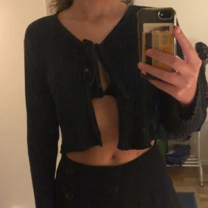 Söt topp man knyter  - Skulle säga storlek M för den är lång i armarna🙏🏼