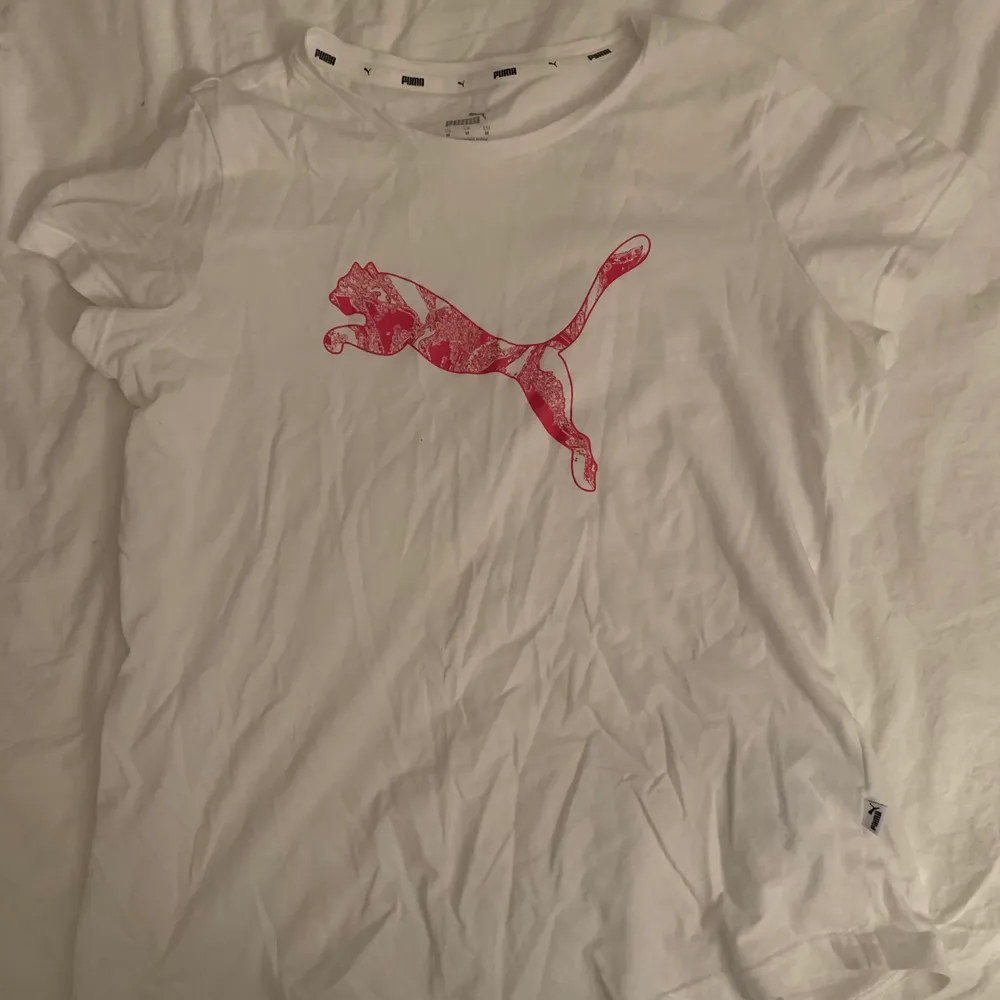 Säljer denna superfina T-shirten ifrån Puma! Använd ca 2 ggr och är som ny, köpt för 599kr, skriv gärna ifall du skulle vilja ha fler bilder. Köparen står för frakten . T-shirts.