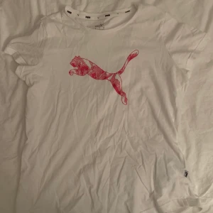 Vit puma t-shirt - Säljer denna superfina T-shirten ifrån Puma! Använd ca 2 ggr och är som ny, köpt för 599kr, skriv gärna ifall du skulle vilja ha fler bilder. Köparen står för frakten 