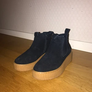 Duffy skor i storlek 37 - Skor från Duffy. Säljs på grund av att de är för stora. Dock otroligt bra skick i och med att de bara är använda en gång. Obs Skon är stor i storleken. Köparen står för fraktkostnaden. Endast swish! 