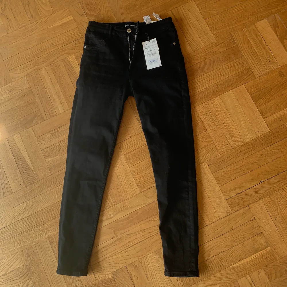 Jeans från Zara i modellen ”sculpt”, helt oanvända med prislappen kvar. Nypris 349kr. Jeans & Byxor.