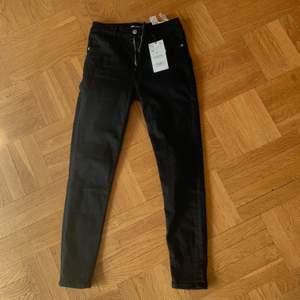 Jeans från Zara i modellen ”sculpt”, helt oanvända med prislappen kvar. Nypris 349kr