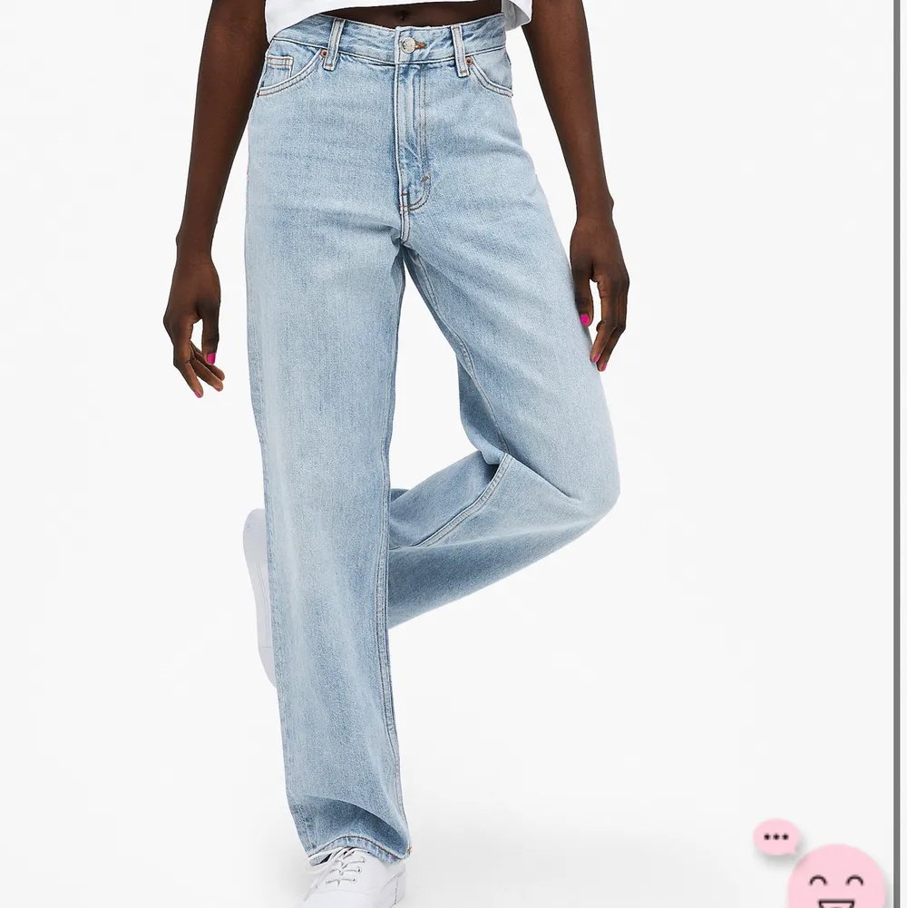 Säljer taiki jeans från monki. Jätte fina och trendiga. Säljer då jag inte får använding för dom. Storlek 28. Går till ankeln på mig som är 167. Köpta för 400kr.. Jeans & Byxor.