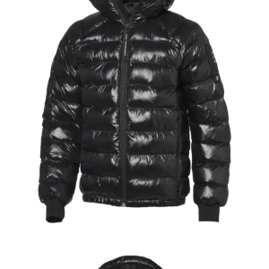 Peak performance vinterjacka strl M - Jackan är som ny i skicket! Inte använd många gånger. Köptes i slutet av november förra året men har knappt kommit till användning. Med peak performance badgen på vänster Axel och remmen på luvan sätter sjukt mycket karaktär tycker jag. Den kostar nypris 2500kr och eftersom jag inte har någon användning av den så släpper jag den billigt! Prutat & klart. Köparen står för frakten. 